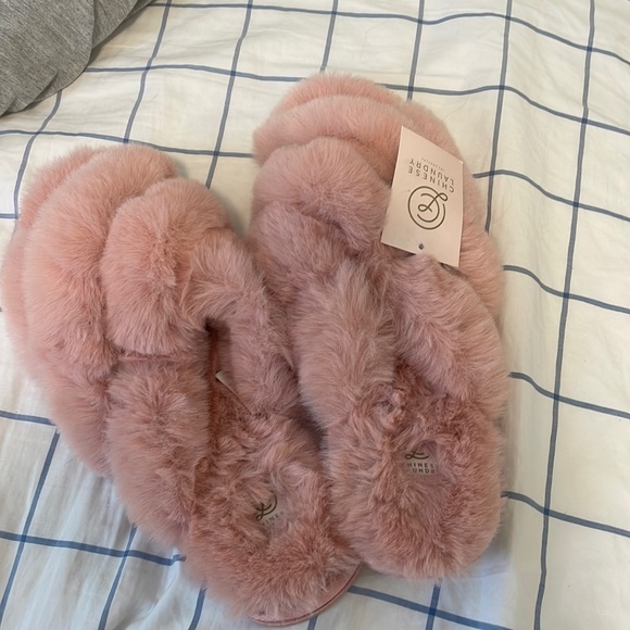fuzzy slippers - Picture 1 of 1